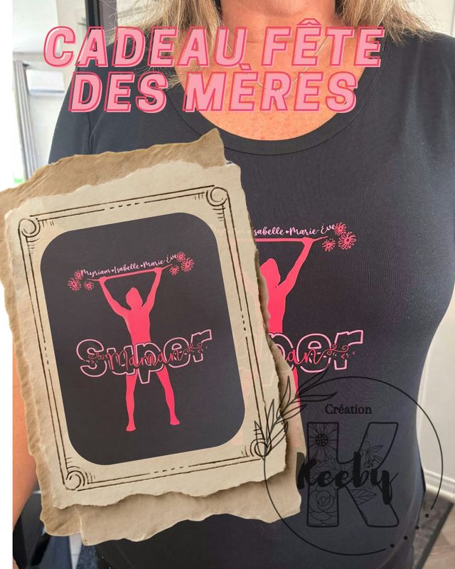 Visuel de la fête des Mères : t-shirt gris foncé porté, avec une silhouette rose « Super Maman » et les prénoms des enfants en vinyle.