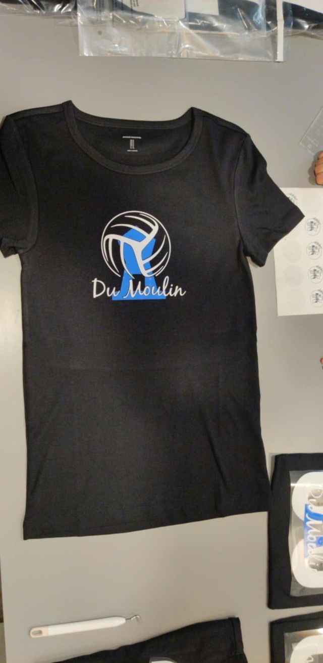 T-shirt noir avec un logo de volleyball bleu et blanc « Du Moulin » en vinyle.