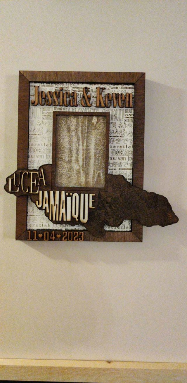 Cadre souvenir en bois teint « Jessica & Keven » : carte de la Jamaïque découpée et gravée, lettres « Lucea Jamaïque » en relief et date du 11-04-2023.