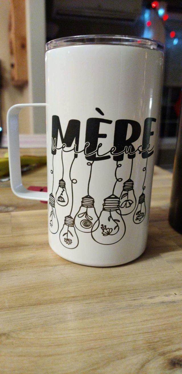 Tasse isotherme blanche en métal personnalisée « Mère merveilleuse », décorée d'ampoules suspendues renfermant de petites fleurs.